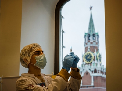 Kremlin blames Russians over slow jab drive as deaths rise