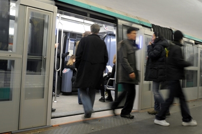 Hundreds evacuated from Paris metro after power cut