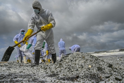 Plastics from burning ship cover Sri Lanka beach
