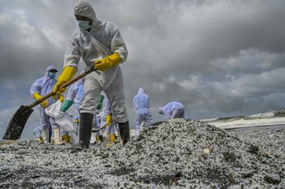 Plastics from burning ship cover Sri Lanka beach