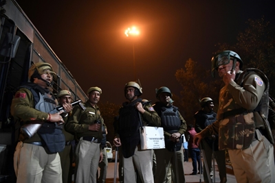 Sporadic violence in Delhi as death toll hits 32