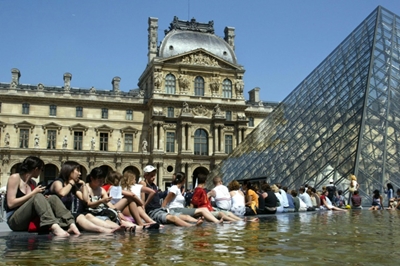 Paris official seeks to outlaw Airbnb rentals in city centre