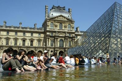 Paris official seeks to outlaw Airbnb rentals in city centre