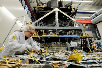 Pocket-sized German satellite maker shoots for stars