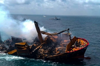 Sri Lankan officials brace for oil spill from sinking ship