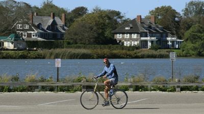 Amid pandemic, crime spike, rich New Yorkers cocoon in plush Hamptons