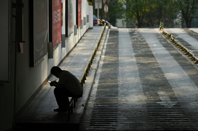 Lithuania bans phone use in streets
