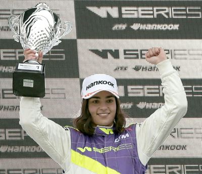 Jamie Chadwick moves step closer to F1 drive by joining Williams academy