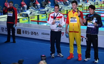 Sun snubbed again after retaining 200m freestyle world title 