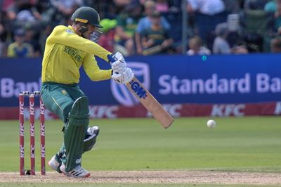 South Africa's bowlers hold nerve to level Australia T20 series