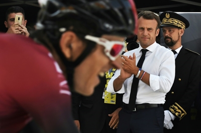'Over-heating' and 'weak': Thomas's Tour defence wobbles as mountains loom