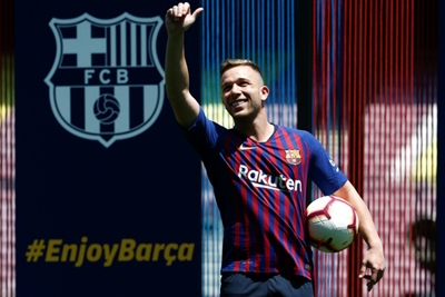 Barcelona midfielder Arthur to join Juventus for 72 million euros