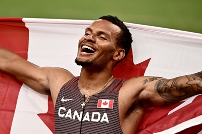 De Grasse wins first post-Bolt Olympic 200m after epic McLaughlin show