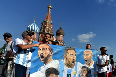 'Crazy' or in love, Russia dances to Latin World Cup beat