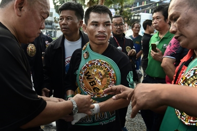 Thai 'dwarf giant' boxer surpasses Mayweather record