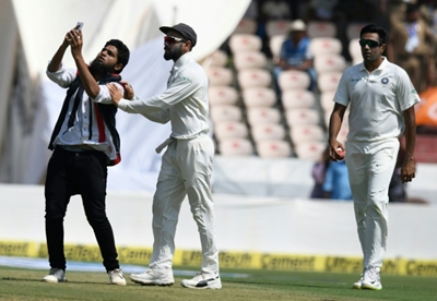 Cheeky fan rushes Kohli to get Test embrace