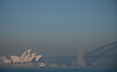 Smoke haze blankets Sydney as bushfire threat rises