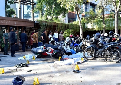Indonesia: Suicide bombers blow themselves up