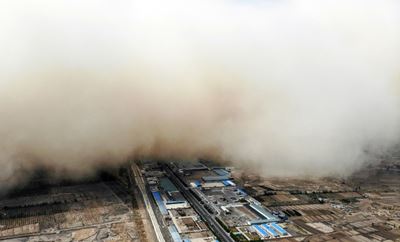 Wall of sand engulfs Chinese town