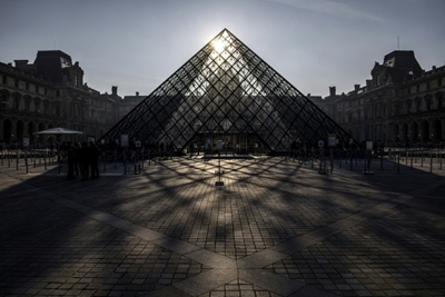 Strike over staff shortage shuts Louvre in Paris