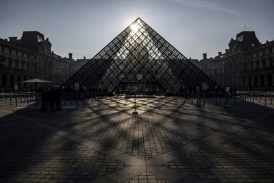 Strike over staff shortage shuts Louvre in Paris