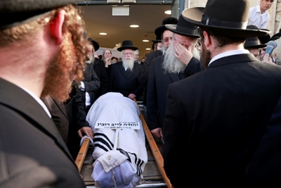 Israel to resume stampede funerals after Sabbath pause