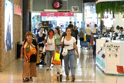 Israel resumes indoor mask requirement amid virus spike