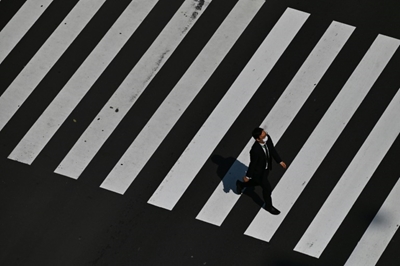 Asian equities mostly rise as dealers eye slowing infection rate