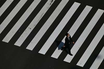 Asian equities mostly rise as dealers eye slowing infection rate