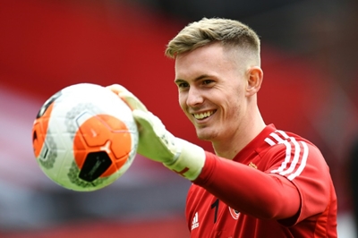 Goalkeeper Henderson signs new deal at Man Utd