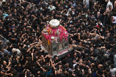 Thousands march in Pakistan Shiite procession as virus cases soar
