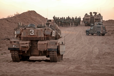 Israeli tanks hit Gaza over 'riots' and balloon bombs