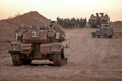 Israeli tanks hit Gaza over 'riots' and balloon bombs