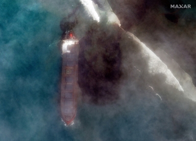 Damaged ship leaking oil off Mauritius could split: PM 