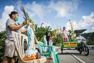 Drive-by blessings in virus-hit Philippines