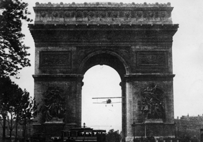 100 years ago, French daredevil flies under Arc de Triomphe