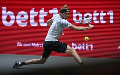 Zverev brushes off hip pain to set up Cologne title duel with Schwartzman