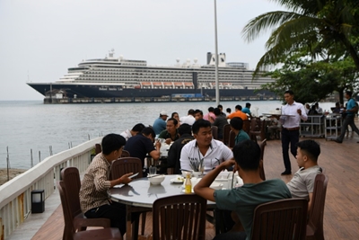 Elated passengers leave Cambodia cruise ship after virus all-clear