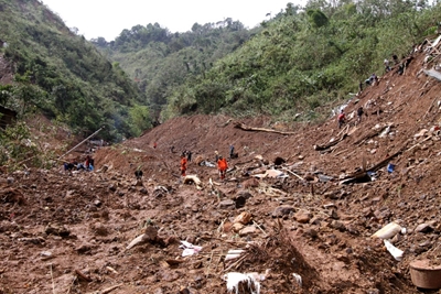 Frantic dig for Philippine victims of typhoon landslide