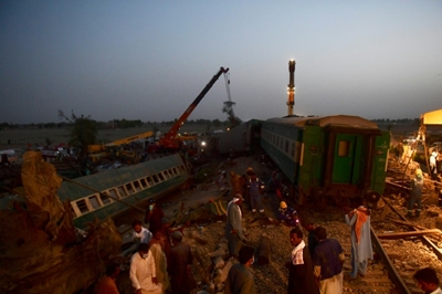Toll rises from deadly Pakistan train crash as rescuers comb through wreckage