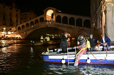 Venice gondoliers dive into murky canals for nocturnal clean-up 