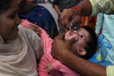 Pakistan policeman killed as blast hits polio vaccine team 
