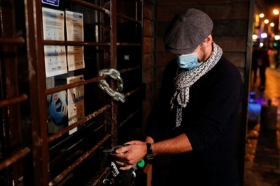 Paris shuts bars to brake Covid-19 spread