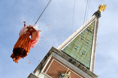 Traditional 'flight of the angel' opens Venice Carnival