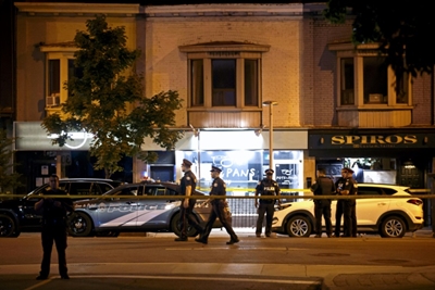 Toronto shooting leaves 2 dead including gunman