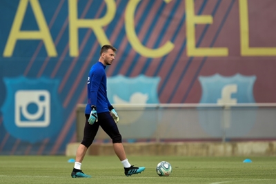 Barcelona goalkeeper Neto to undergo surgery on wrist injury