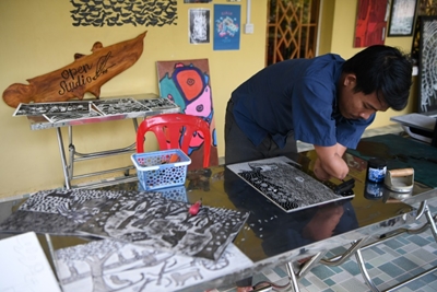 Cambodian double amputee artist fights stigma through art 