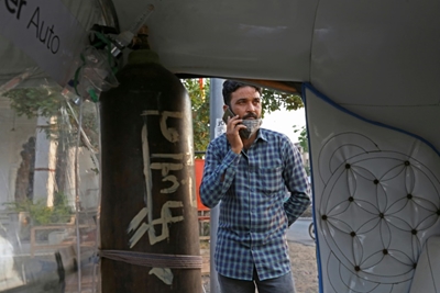 Rickshaw 'ambulance' offers free oxygen, transport for virus patients