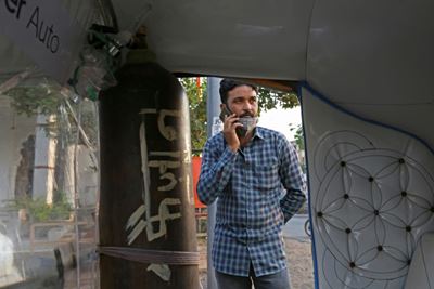 Rickshaw 'ambulance' offers free oxygen, transport for virus patients