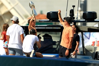 Brady to Gronk trophy toss tops NFL Bucs' boat parade party